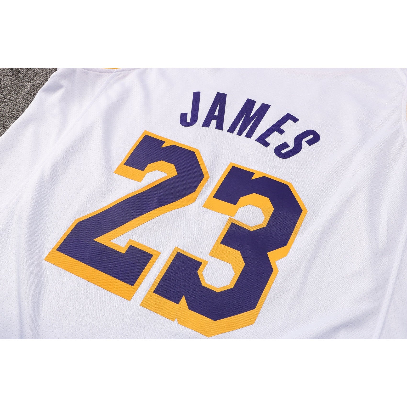 CAMISETA JAMES LAKERS